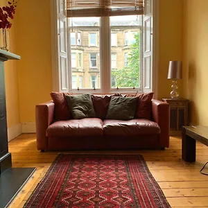 Elegant Flat In Edinburgh's Leafy East Village Apartment